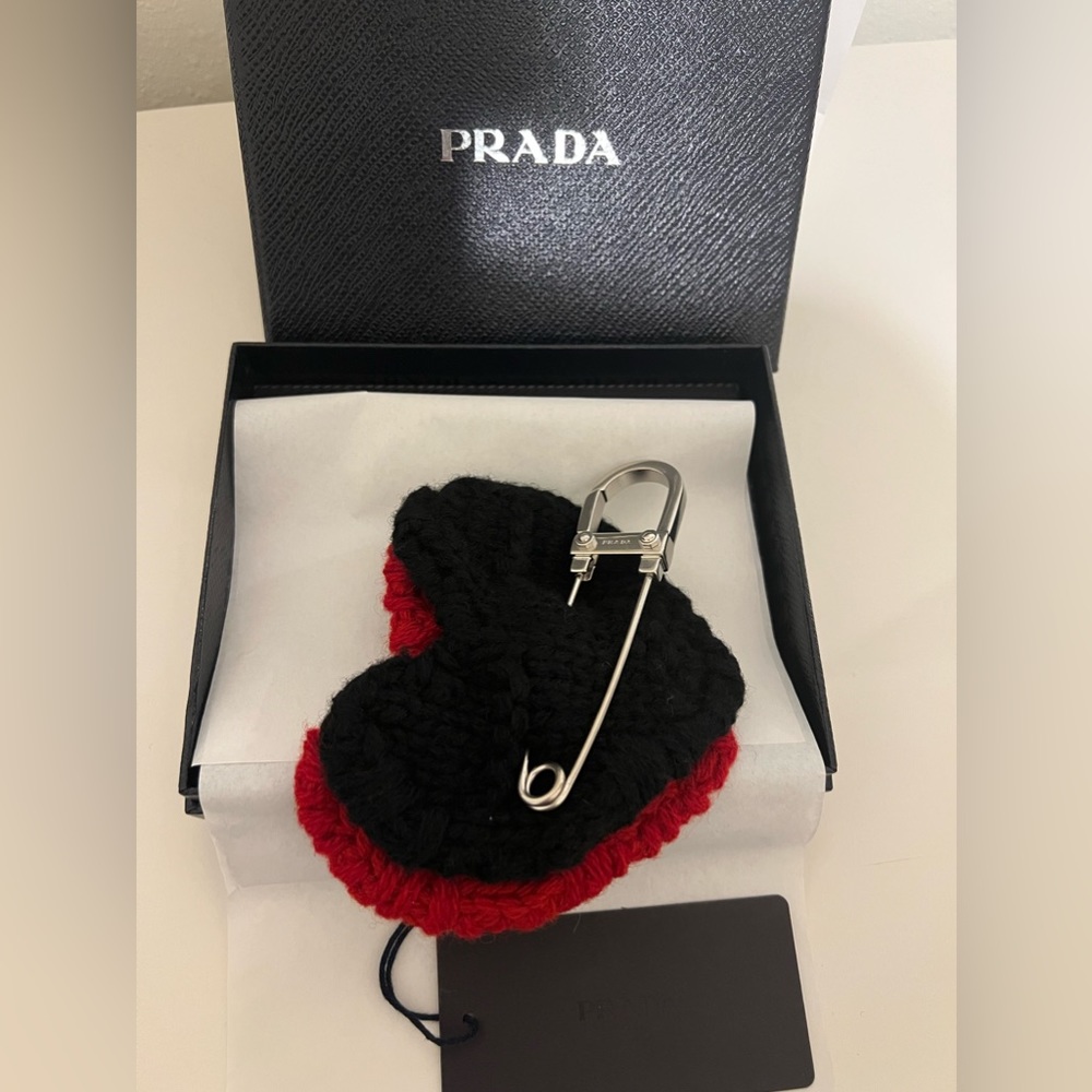PRADA Spille in tessuto knitted heart
Nero+Rosso ❤️❤️❤️